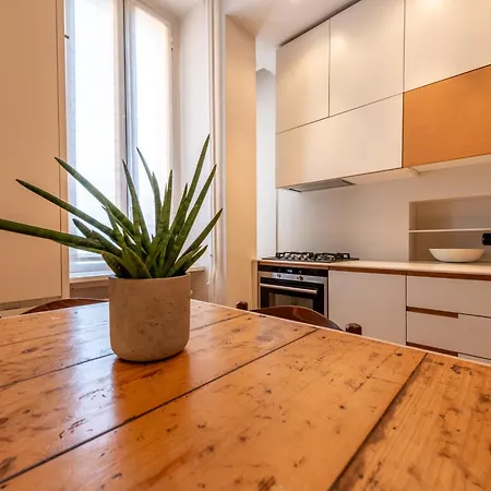 Exclusive Flat Isola דירה *