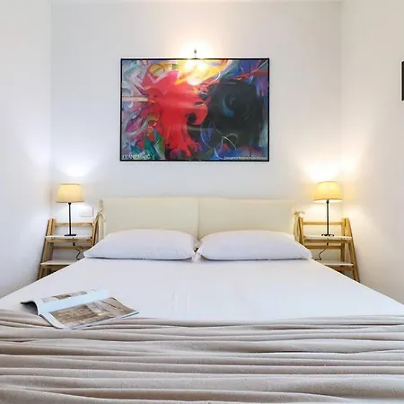 Contempora - One Bedroom Nuvolone 7 דירה *
