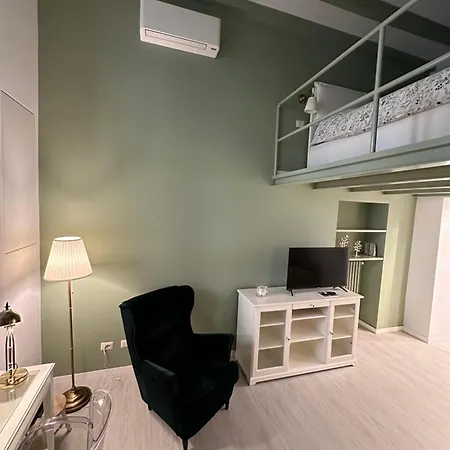 Flowers, A Cozy In Apartment *