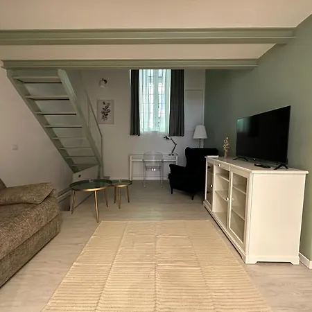 Apartment Flowers, A Cozy In Milan