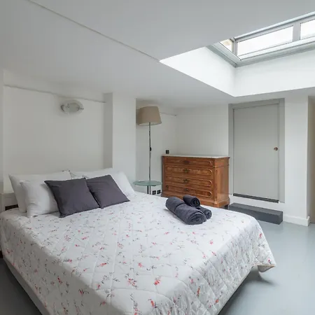 Apartment Throat House *