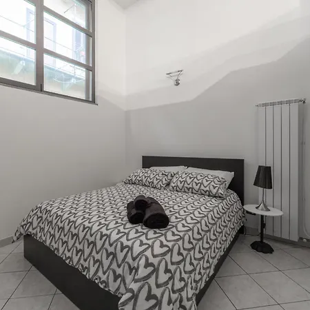 Apartment Throat House