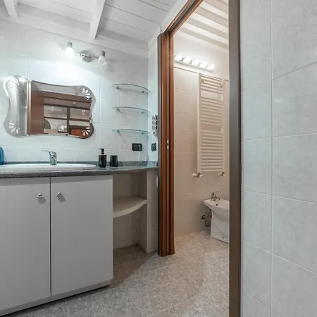 Apartment Throat House *