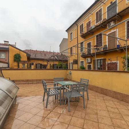 Throat House * Milán