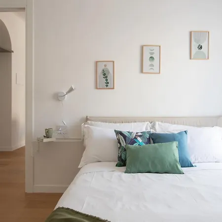 The Rent - Two-bedroom In Navigli Area Apartment