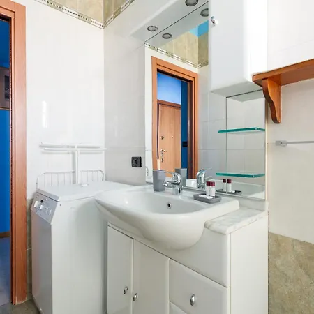 Lägenhet Roomy With Balcony!