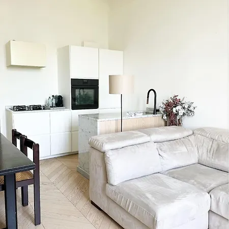 Beautiful Design Flat With Park View, Next To Metro