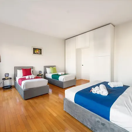 Duomo Dietro L'angolo Милан