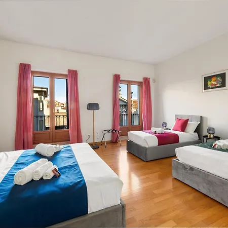 Duomo Dietro L'angolo ミラノ