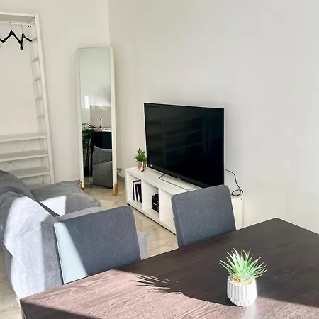 The White House, Modern In Center Apartman *