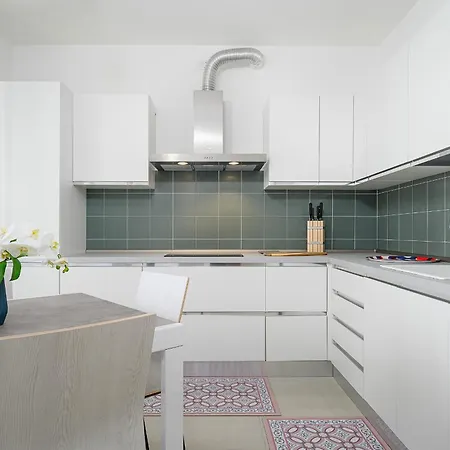 Milan's Sky: Luxury And Style On The Sixth Floor Apartment *