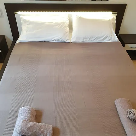 Your Lovely Home, Porta Venezia-1 Queen Bed, 3 Single Beds, 1 Sofa Bed- Apartment Milan