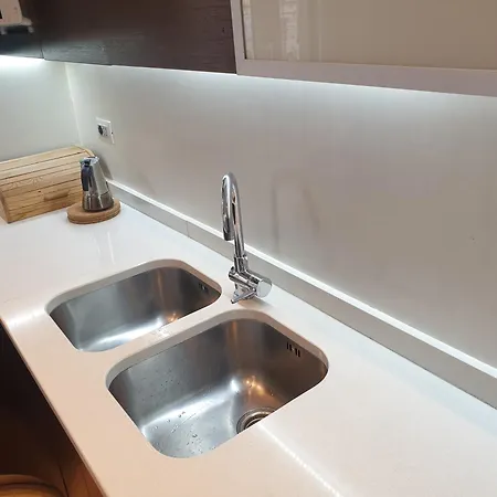 Your Lovely Home, Porta Venezia-1 Queen Bed, 3 Single Beds, 1 Sofa Bed- Apartment Milan