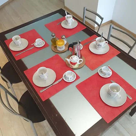 Your Lovely Home, Porta Venezia-1 Queen Bed, 3 Single Beds, 1 Sofa Bed- Apartment