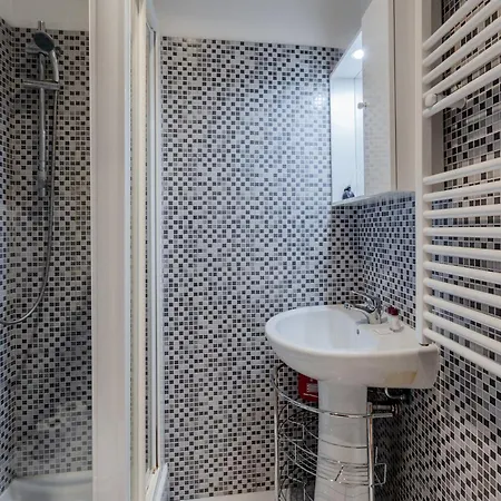 Guesthost - Sant Ambrogio Lovely Flat Apartment *