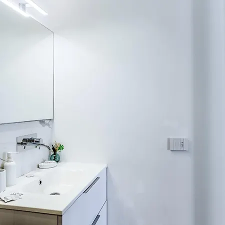 Daire Apartments, Duomo And Navigli, Bright With Balcony - Biancospino