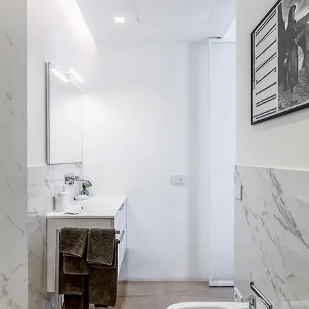Apartments, Duomo And Navigli, Bright With Balcony - Biancospino Daire