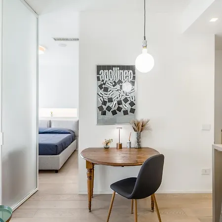 Daire Apartments, Duomo And Navigli, Bright With Balcony - Biancospino Milano