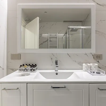 Montenapoleone - Charming Apartament *