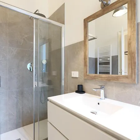 Adelaide Elegant * Milán