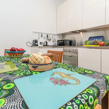 Apartment Quiet House In A Lively Area! *