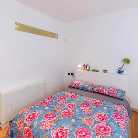 Apartment Quiet House In A Lively Area! *