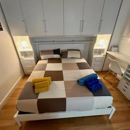 Apartament The Small White House In *