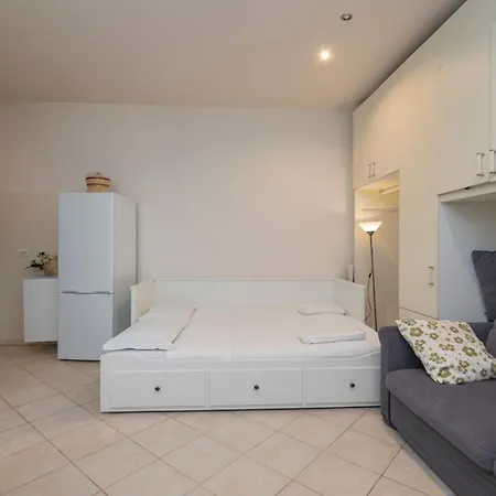 Ihost Cozy Studio - Melzo 5 *