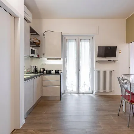 Lucky Flat, Un Momento Di Relax. Milan