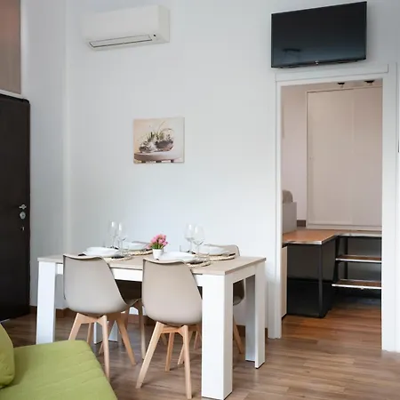 Elegant Sweet - Milan, 15 Minute Duomo Apartment Milan