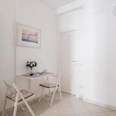 Nicole's Appartament-a 15 Min Dal Duomo شقة ميلان