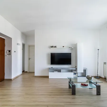 Domusmi Benedetto Marcello-28 Апартаменты *