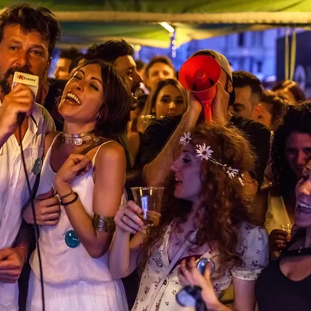 마다나 앤 비스트로 호스텔 *