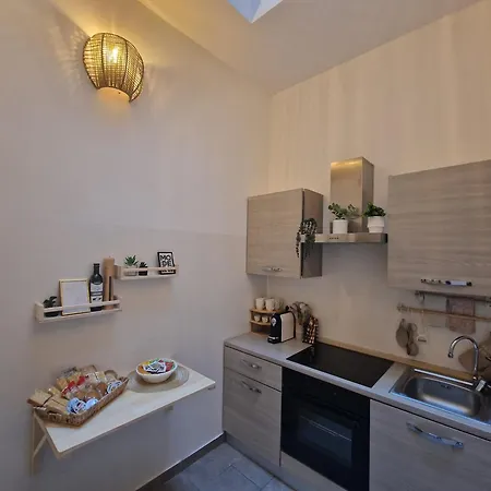 Regina In Porta Romana 3 - Sky Tv, Wifi & Breakfast Box *