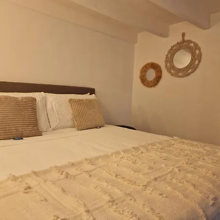 Regina In Porta Romana 3 - Sky Tv, Wifi & Breakfast Box