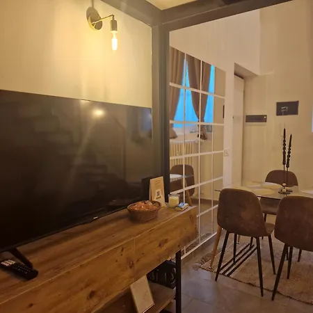 Regina In Porta Romana 3 - Sky Tv, Wifi & Breakfast Box