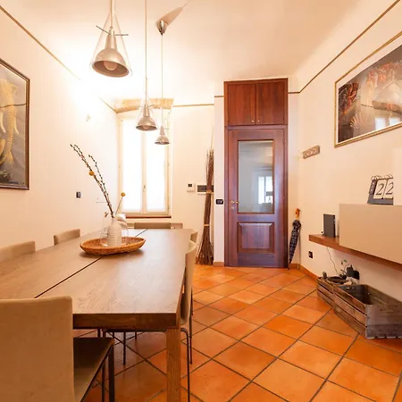 Cosy Two Bedroom Close To Navigli Milaan