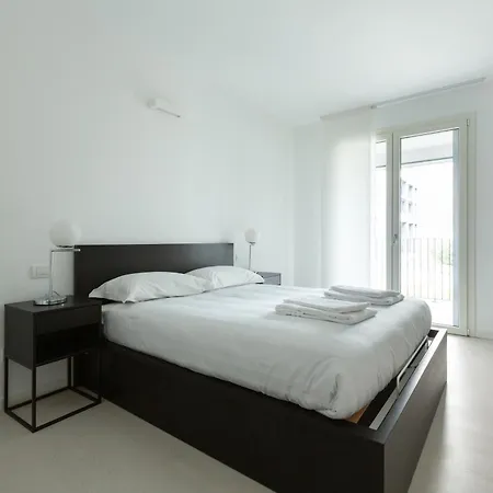 Porta Nuova Bright And Roomy Flat Apartment Milan