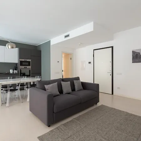 Porta Nuova Bright And Roomy Flat Milan