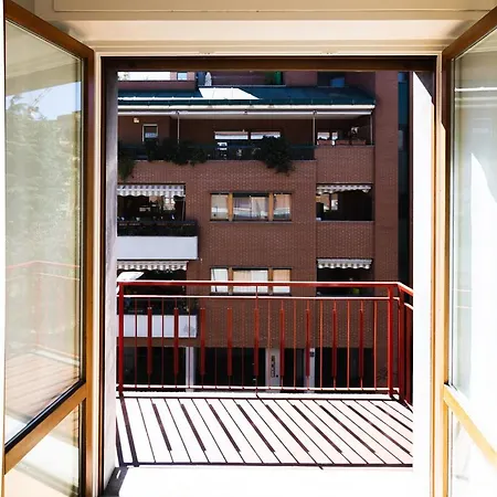 Isola-garibaldi - Moderno Bilocale Con Balcone