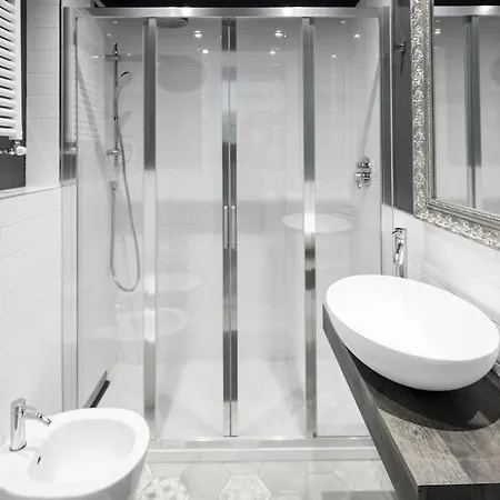 Nella Movida Di Isola-porta Nuova *