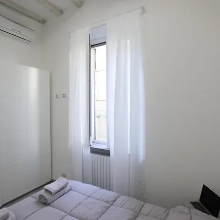 Just Urban - Stylish 1br In Center - Balcony And Metro M2 M4 Apartmán