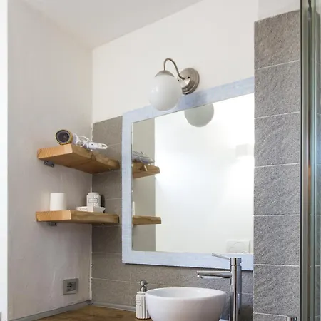 Milano's Navigli Studio Milán