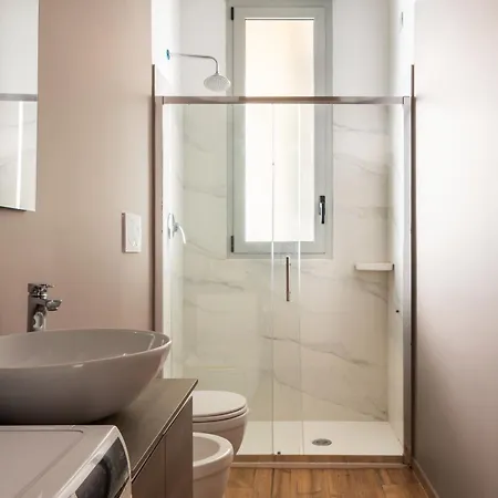 Modernita A Milano: Bilocale Con Balcone Appartement