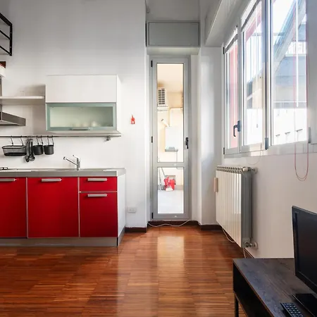 Modernita A Milano: Bilocale Con Balcone