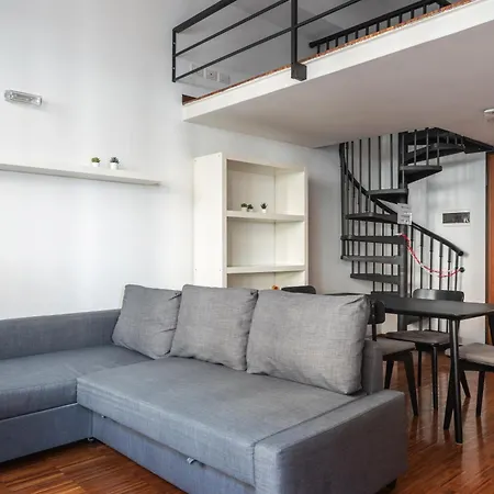 Modernita A Milano: Bilocale Con Balcone Appartement