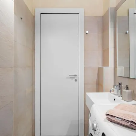 Elegant And Roomy *