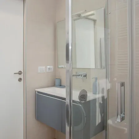 Gambara Urban Flat - Stylish And Next To Metro Apartment
