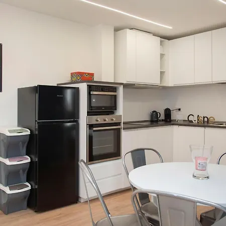Gambara Urban Flat - Stylish And Next To Metro Apartment *