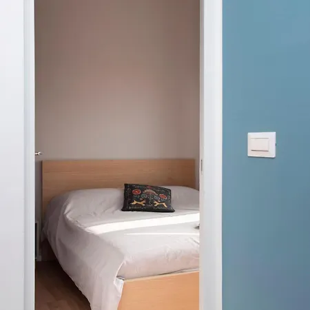Apartment Gambara Urban Flat - Stylish And Next To Metro *